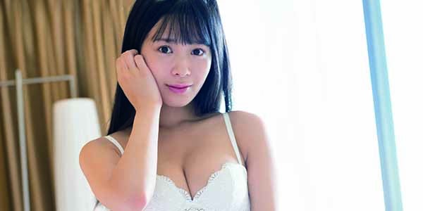 NMB48安田桃寧、眩しすぎる白ランジェリー姿解禁「ほぼすっぴんです