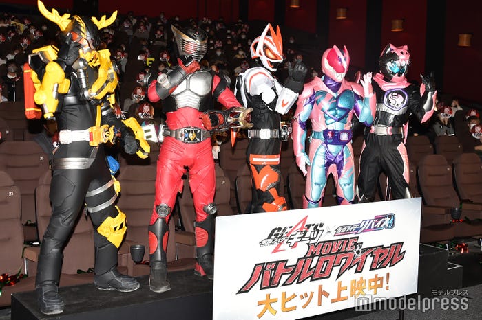 (左から)フォトセッションに登場した仮面ライダーバイス、仮面ライダーリバイ、仮面ライダーギーツ、仮面ライダー龍騎、仮面ライダーシーカー (C)モデルプレス