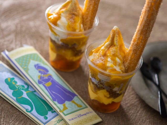 サルタンズサンデー(チュロス、ミルクソフトクリーム、マンゴープリン)850円(C)Disney