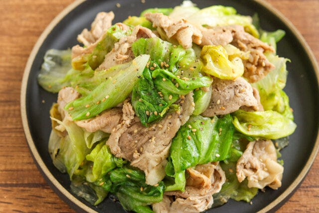 豚とレタスのうまみ蒸し　黒こしょうをかける
