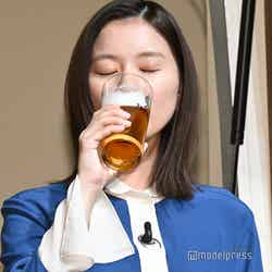 朝からビールを飲む芳根京子（C）モデルプレス
