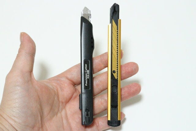 スタンダードプロダクツのプレシジョンカッターナイフと一般的なカッターナイフを比較