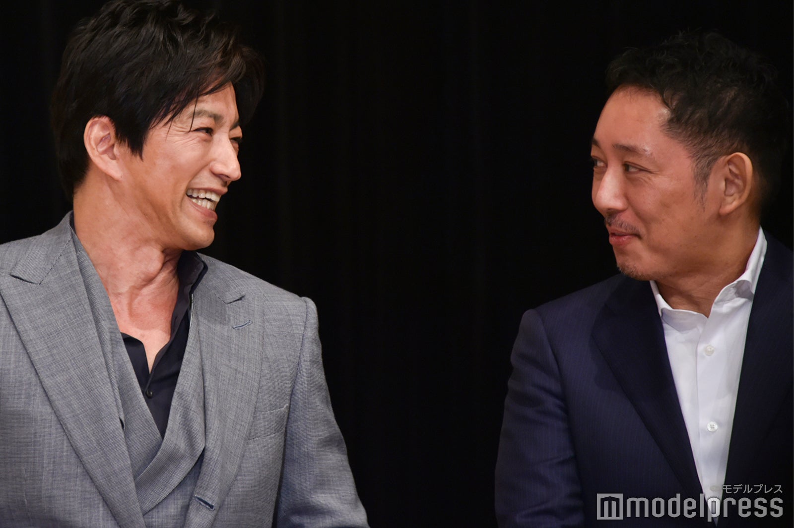 入江悠監督（右）にずっと話しかける大沢たかお（C）モデルプレス