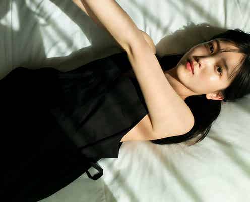 乃木坂46久保史緒里、ノースリーブから二の腕スラリ 1st写真集「交差点」パネル展開催決定