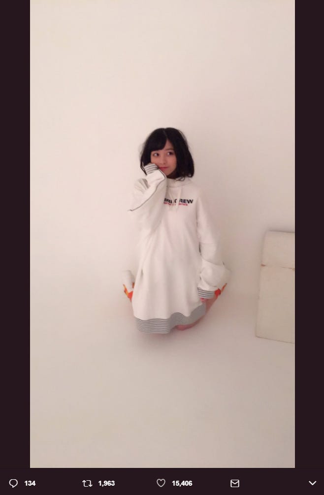 橋本環奈の 萌え袖 ショットが可愛すぎる 破壊力抜群 尊い と絶賛の声 モデルプレス 橋本環奈の 萌え袖 ショットが可愛すぎる 破壊力抜群 尊い と絶賛の声 モデルプレス