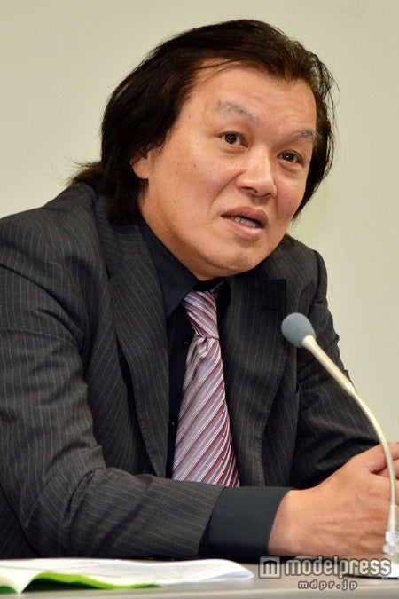 土屋アンナ提訴記者会見を行った甲斐智陽氏