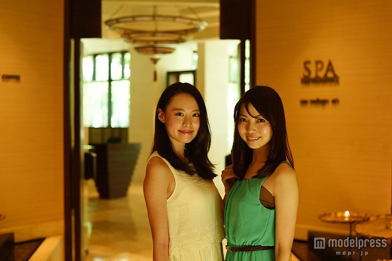 「ザ・ペニンシュラスパ」入り口／モデル：富田千穂、三好利奈