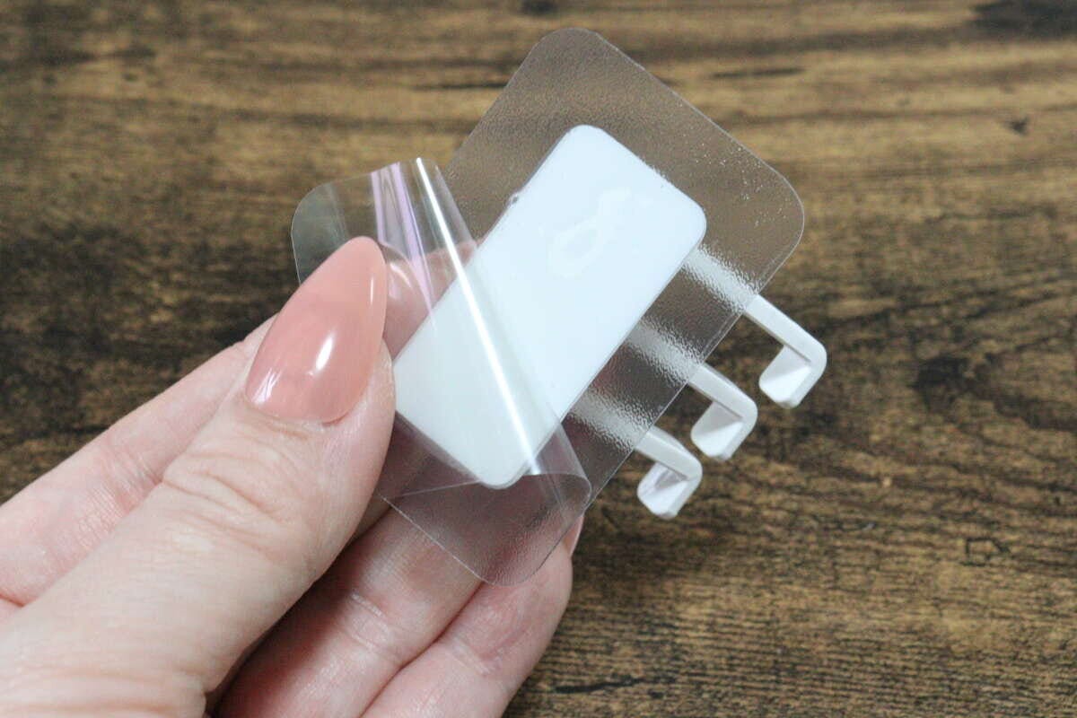 セリアの可動式3連フックの粘着部分