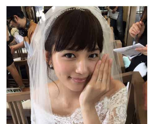 川口春奈「結婚しました」純白ウェディングドレス姿で左手薬指に“指輪”キラリ