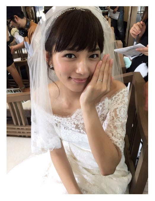 純白ウェディングドレスに身を包んだ川口春奈／オフィシャルブログ（Ameba）より