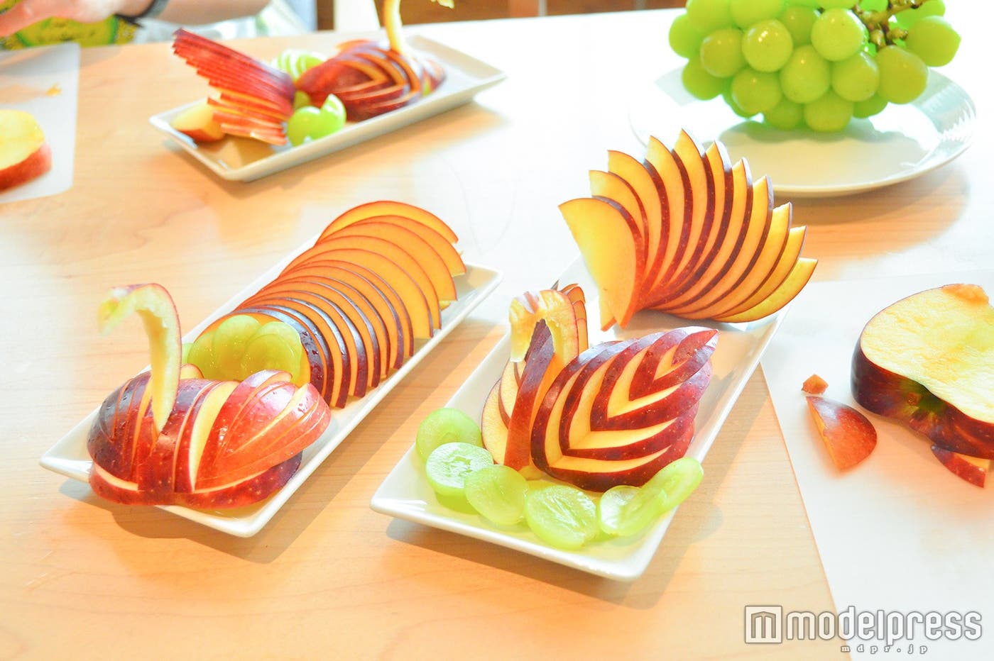 切り方次第で様々な白鳥に(C)モデルプレス