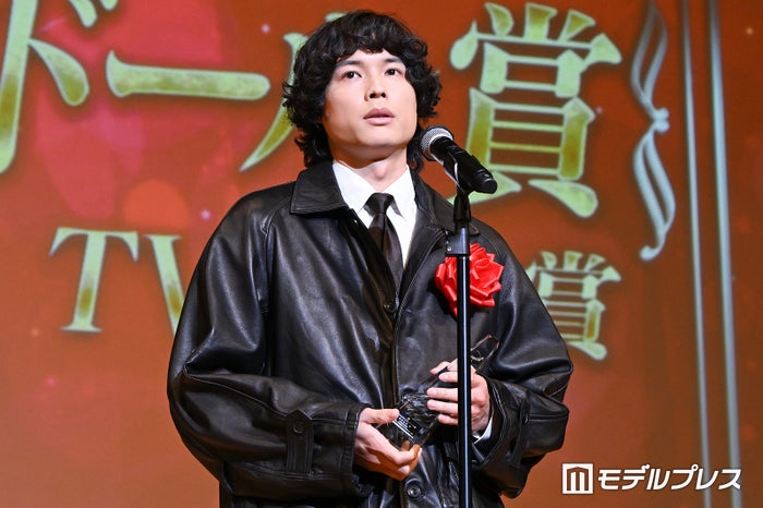 SixTONES松村北斗は「奇跡のような存在」サプライズゲストからの祝福に笑み溢れる【2026年エランドール賞】