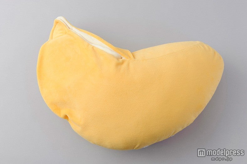 バナナ型クッション／（C）Disney