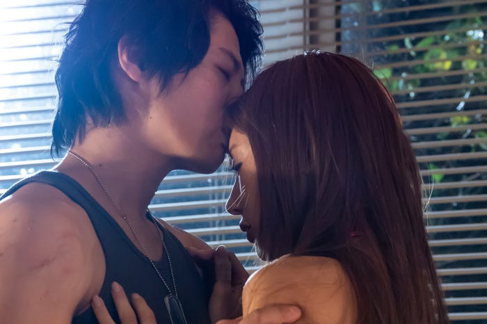 青柳尊哉、明日花キララ (C)「IRON GIRL FW」製作委員会