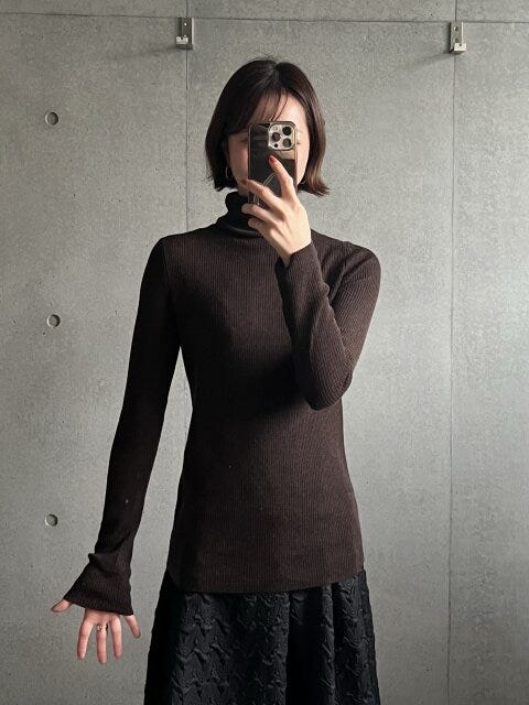 ユニクロのエクストラファインメリノリブタートルネックセーターを着たところ