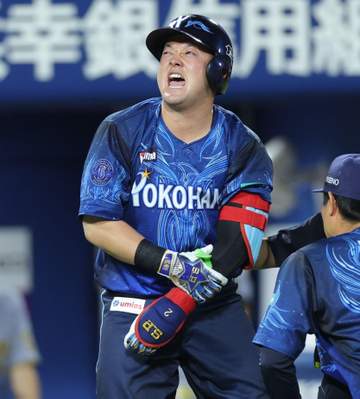 DeNA・度会が死球受けハマスタ騒然 155キロが右肘付近に直撃 牧に続きこの日2つ目 その後佐野にも内角に抜けるボールでどよめき 佐野目を見開く