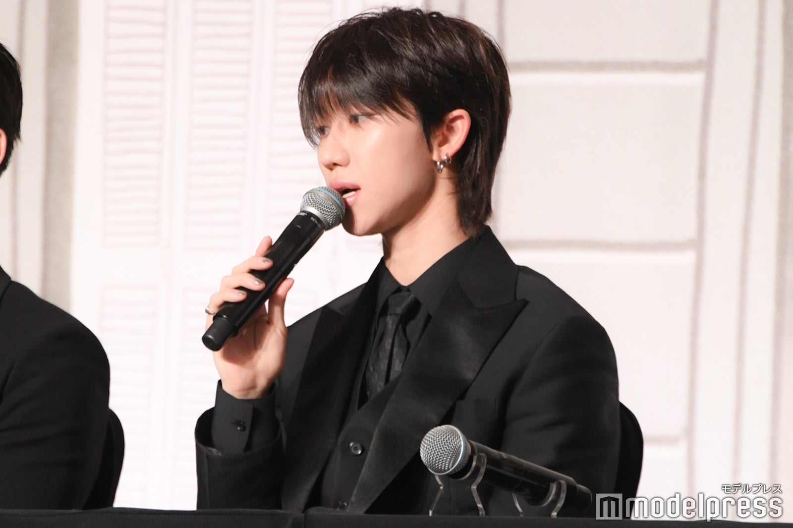 日本のスタジアム開催地を一生懸命話しているTHE 8（ディエイト）（C）モデルプレス