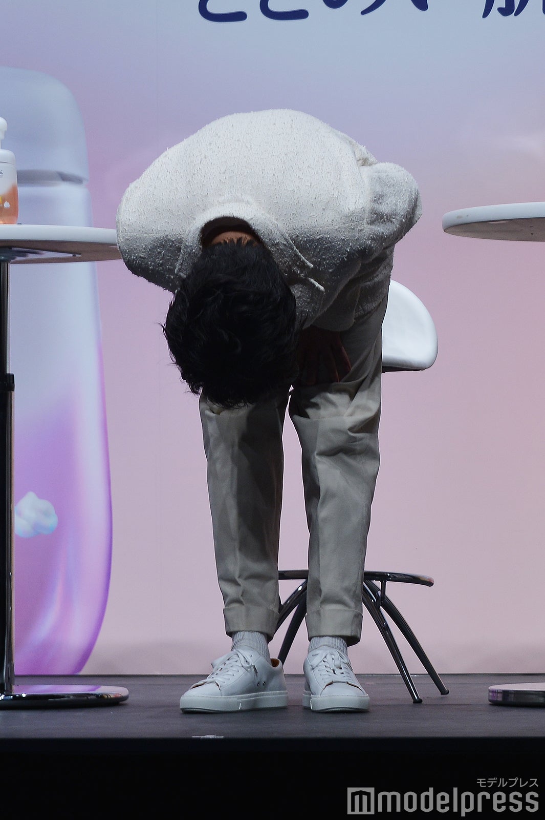 深々とお辞儀をする田中圭（C）モデルプレス