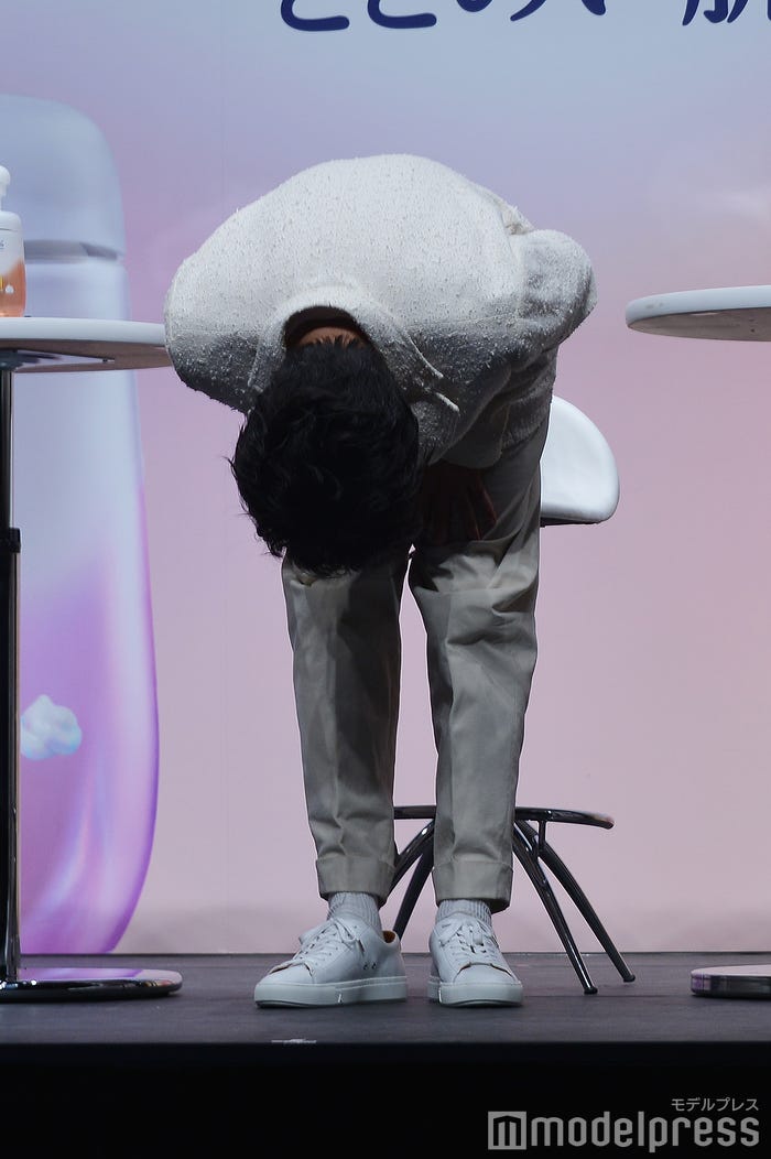 深々とお辞儀をする田中圭(C)モデルプレス
