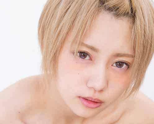【注目の人物】金髪ショート美女“篠崎こころ”の勢いがすごい!アイドル・モデル・DJ…大胆ラブシーンのMVも話題に