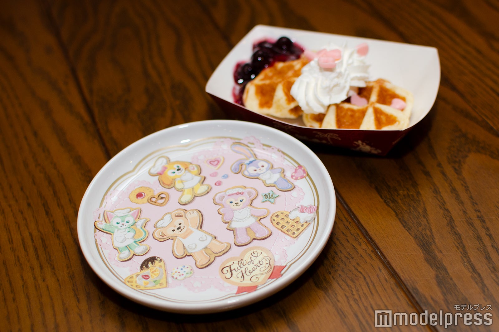ワッフル、スーベニアプレート付き（900円）（C）モデルプレス（C）Disney
