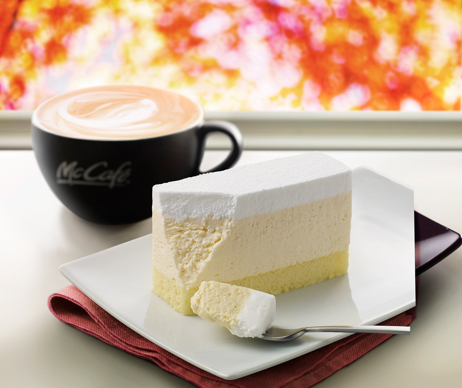 マックカフェ、「レアチーズケーキ」と「ティラミス」が新レギュラー化　口あたりクリーミーなラテも登場／画像提供：日本マクドナルド株式会社