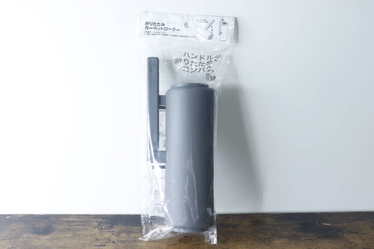 パッケージに入ったグレーの折りたたみカーペットローラー パッケージに入ったグレーの折りたたみカーペットローラー