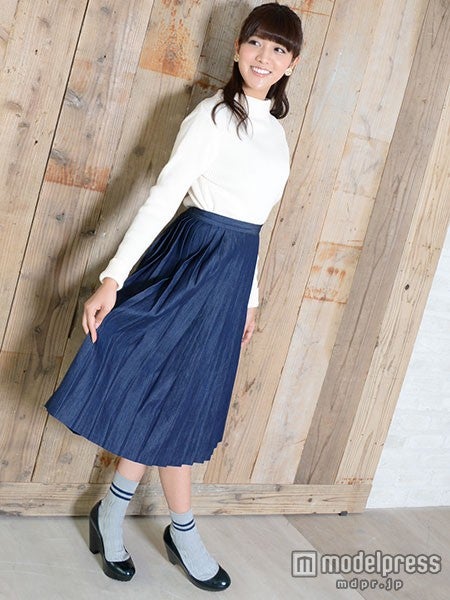 ボトルネックトップスとミモレ丈プリーツスカートで旬な着こなしに