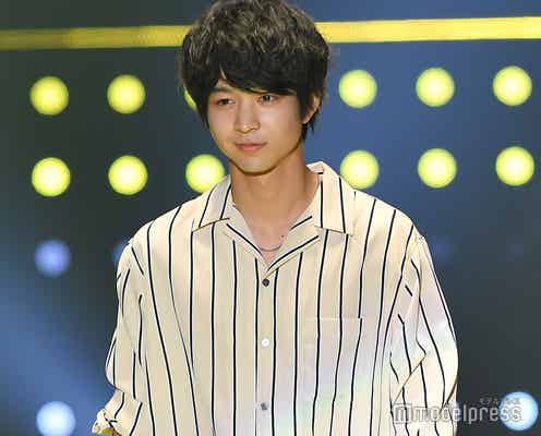 鈴木仁、爽やかな微笑みに黄色い歓声 「3年A組」コンビでじゃれ合う<TGC2019S/S>
