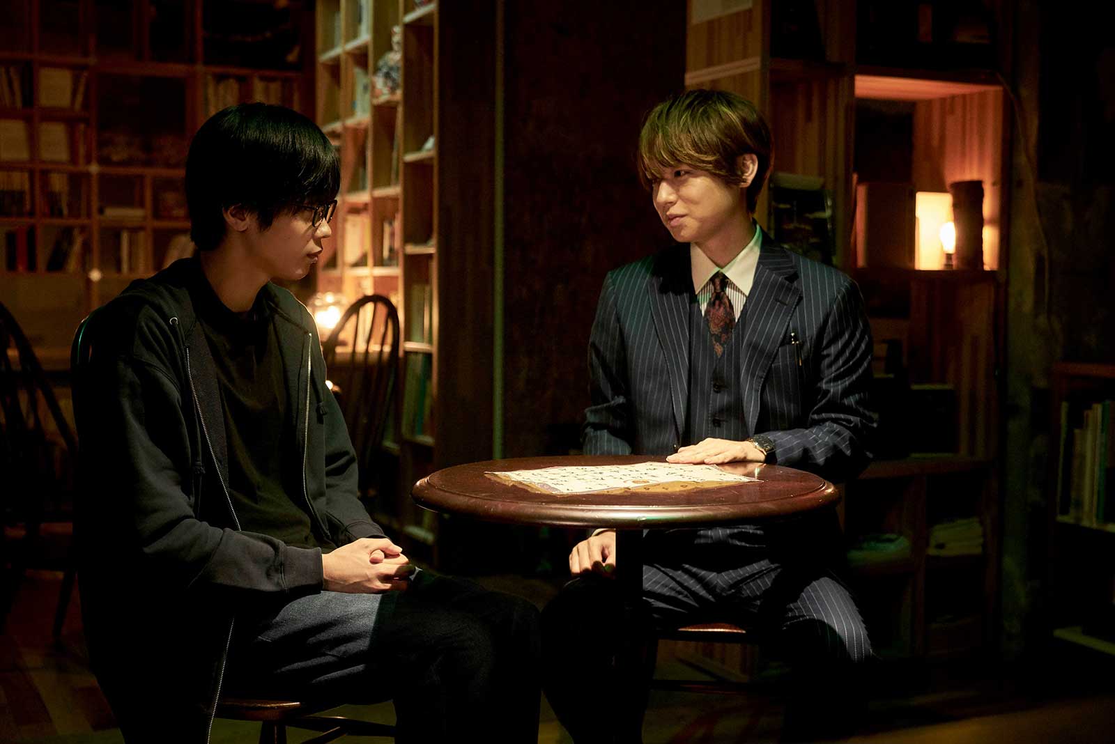 伊野尾慧＆神宮寺勇太、対照的な2人の化学反応 現場の愛称も発覚＜「准教授・高槻彰良の推察」撮影現場レポート＞