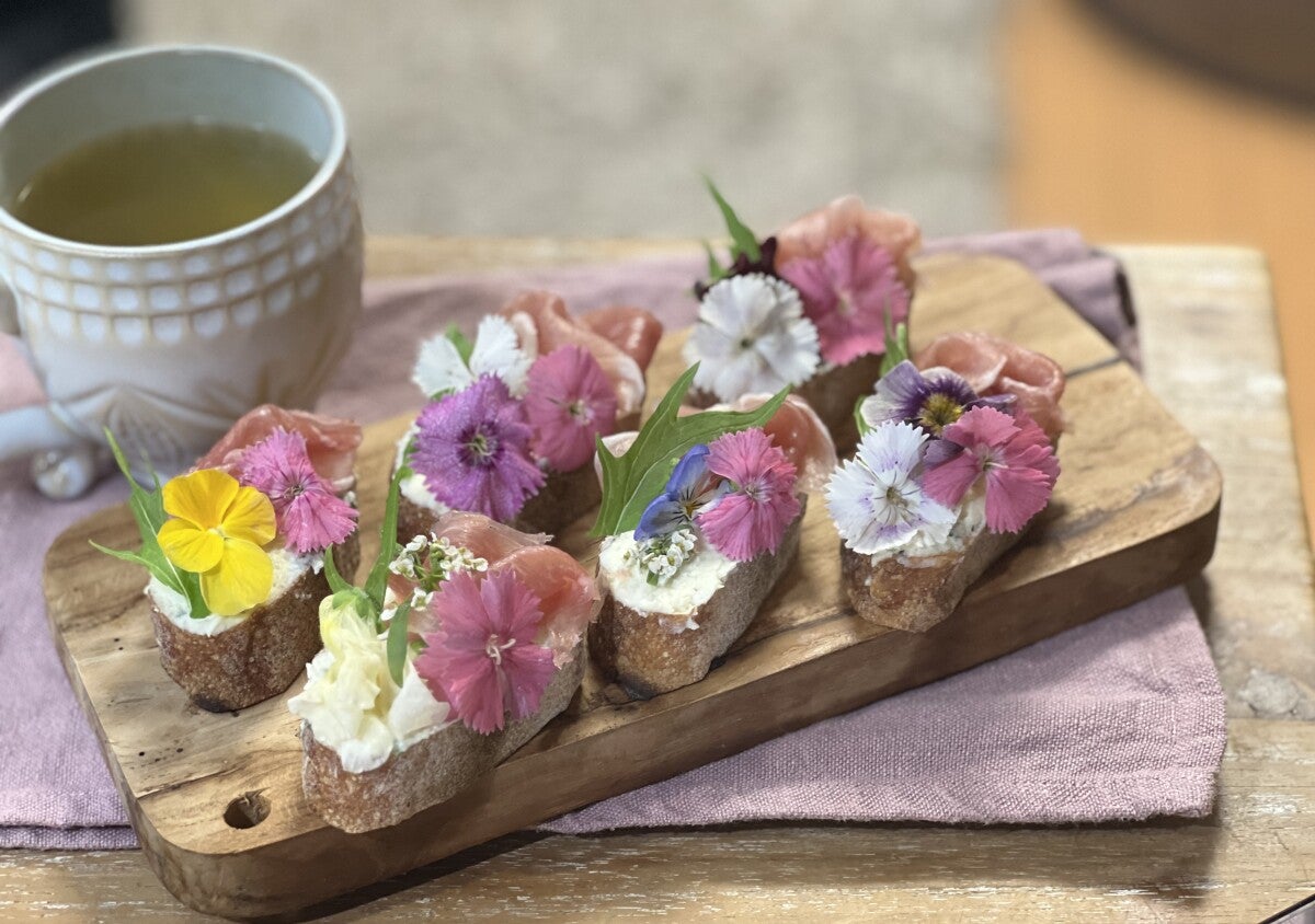 簡単なのに華やか！エディブルフラワーのタルティーヌ