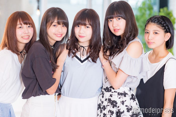 (左から)松田美里、三品瑠香、廣川奈々聖、小玉梨々華、坂元 葉月(C)モデルプレス
