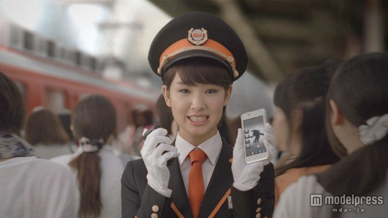 新CM「au女子割『のりかえ案内』篇」より