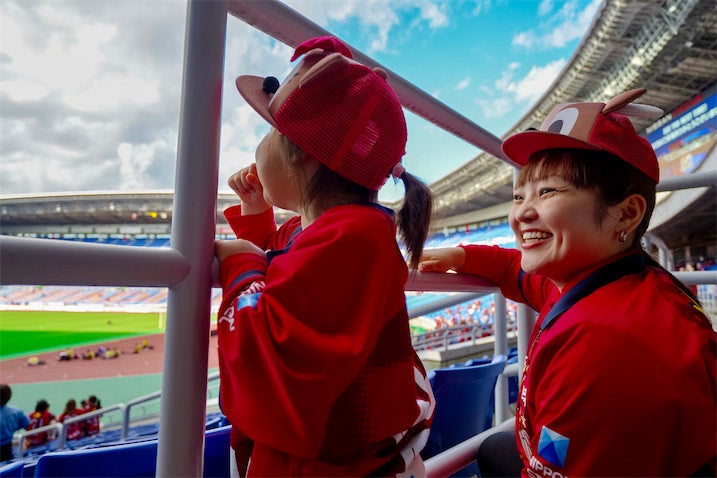 柳原可奈子、家族お揃いユニフォームでサッカー観戦 「可奈子ママの熱狂ぶりが可愛い」
