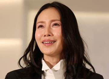 「憧れる」「美魔女」中谷美紀 最新コーデに反響「デニムなのに上品に着こなせるのはさすが」「神々しい美しさ」