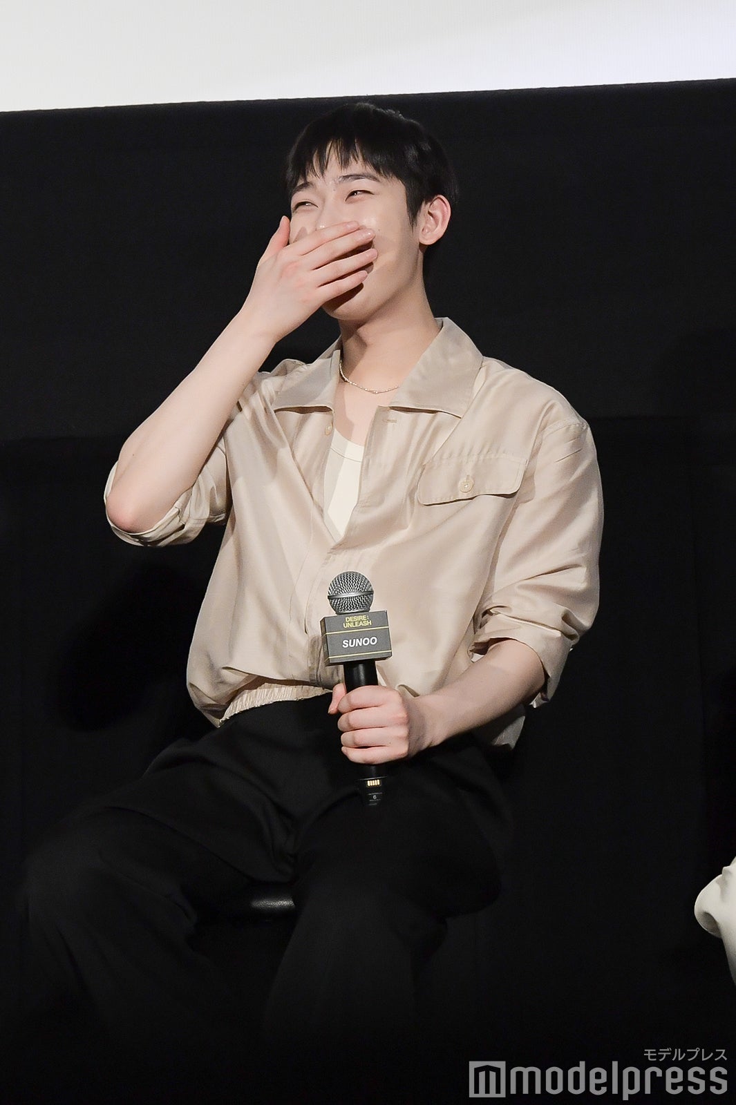 「もし本当にヴァンパイアになったら1番にバレそうなメンバーは？」という質問で続々と自身の名前が挙げられ笑うSUNOO（ソヌ）（C）モデルプレス