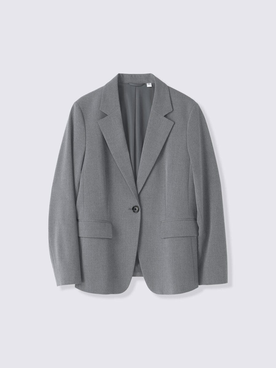 すっきりとしたシルエットできれいめに着こなせるグレーのジャケット