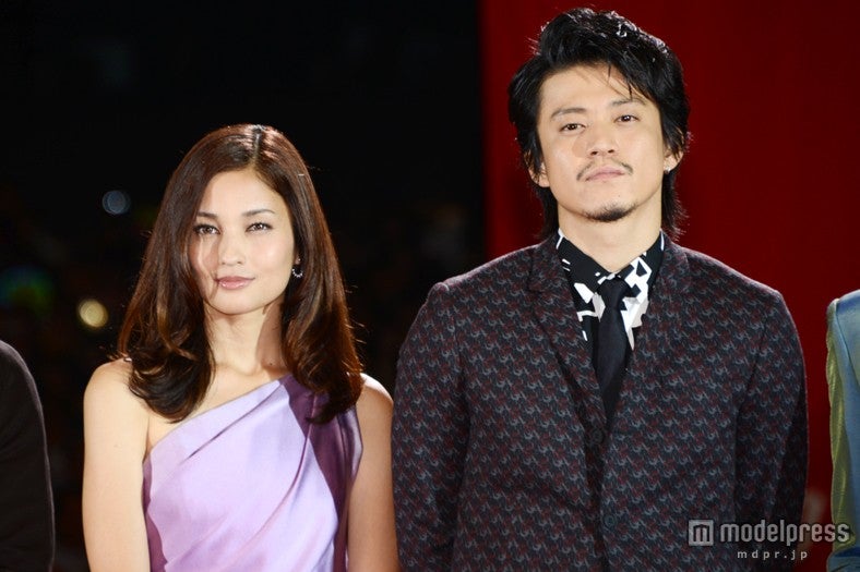 小栗旬、突然の無茶ぶりに照れ笑い　黒木メイサも巻き添えに