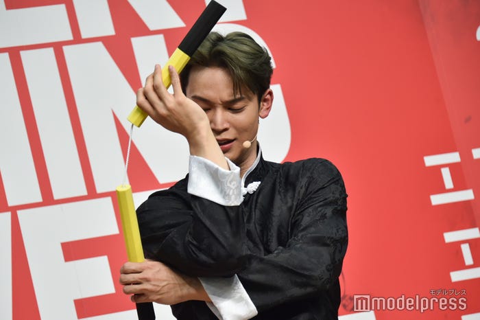 ヌンチャクアクションを練習する與那城奨 (C)モデルプレス