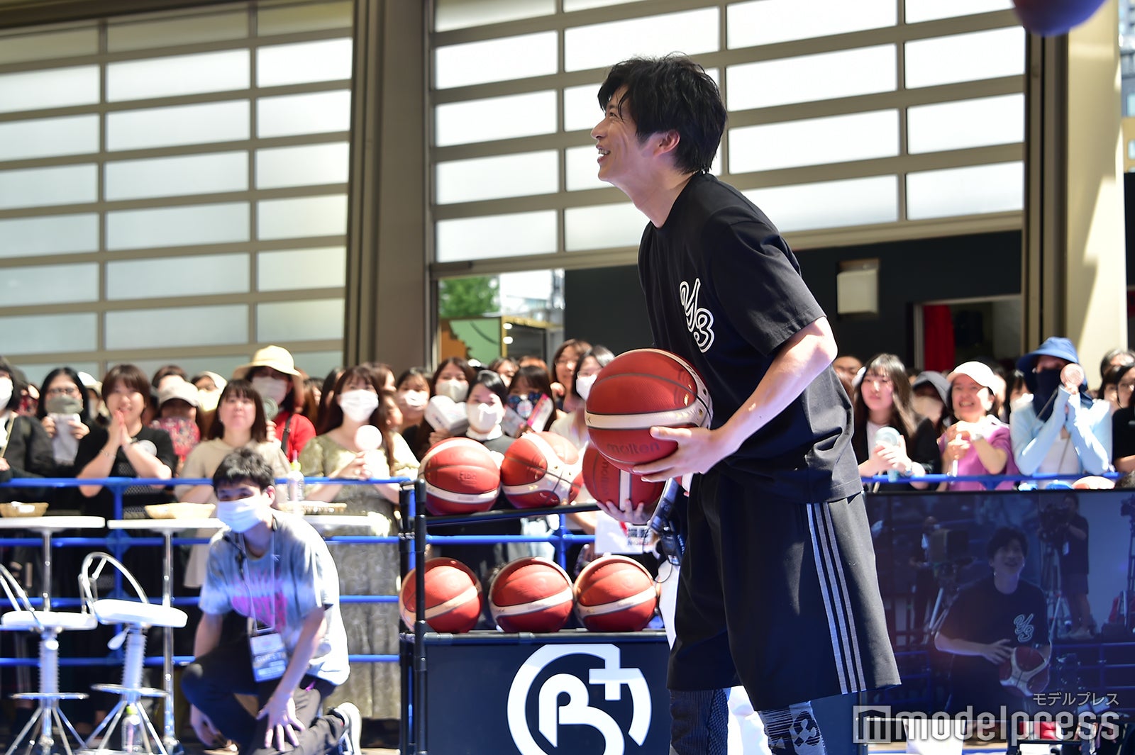 シュートがなかなか決まらず笑うしかない田中圭（C）モデルプレス