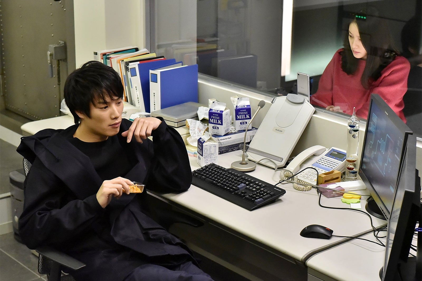 鈴木伸之、武井咲／「今からあなたを脅迫します」より（画像提供：日本テレビ）