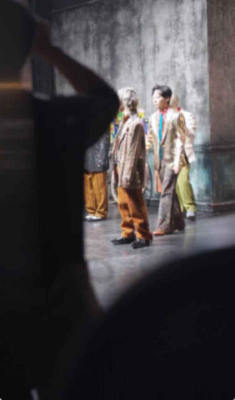 ド派手な衣装で踊る（画像は動画のキャプチャ）