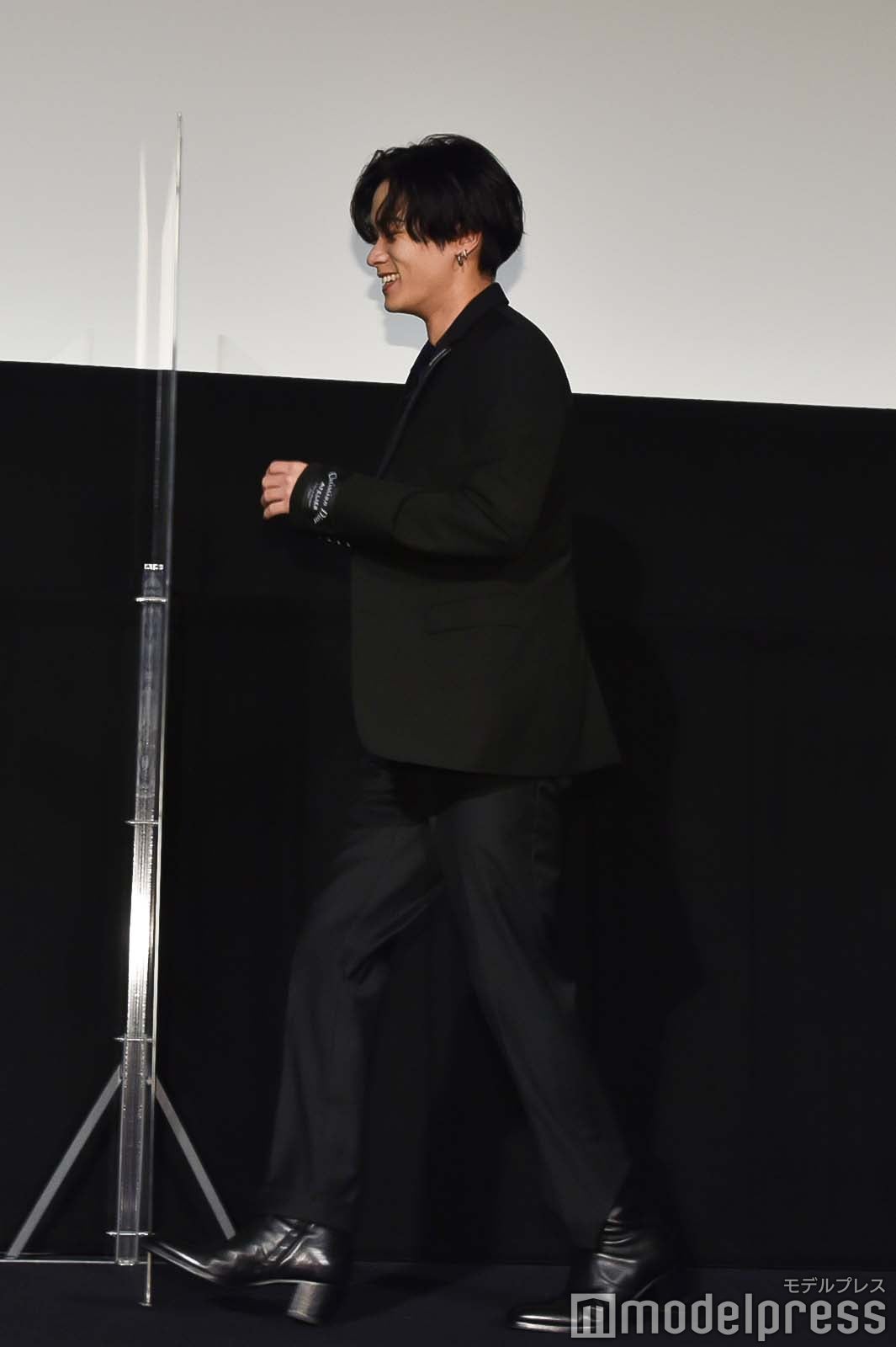 走って登場した川村壱馬 （C）モデルプレス