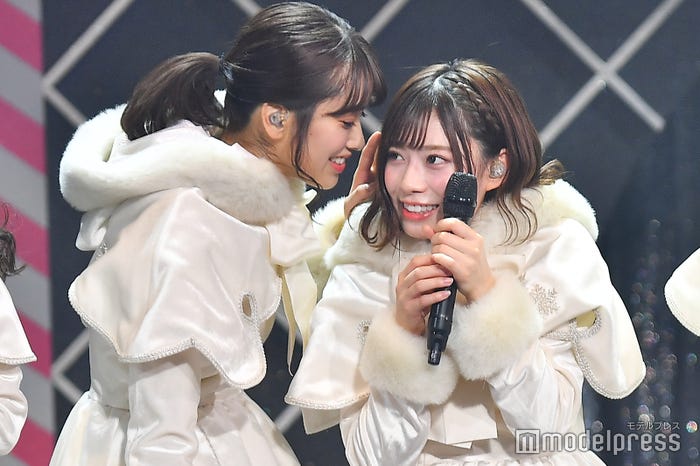 佐々木久美、東村芽依/「けやき坂46 ひらがなくりすます2018」(C)モデルプレス