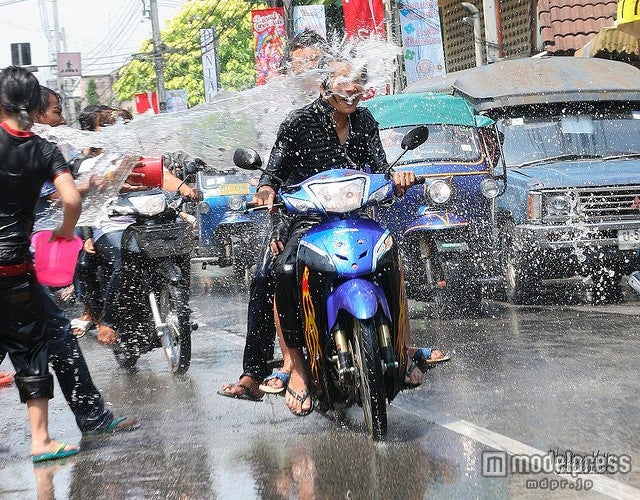 運転中でも容赦なく水をかけられる／photo by Wyndham