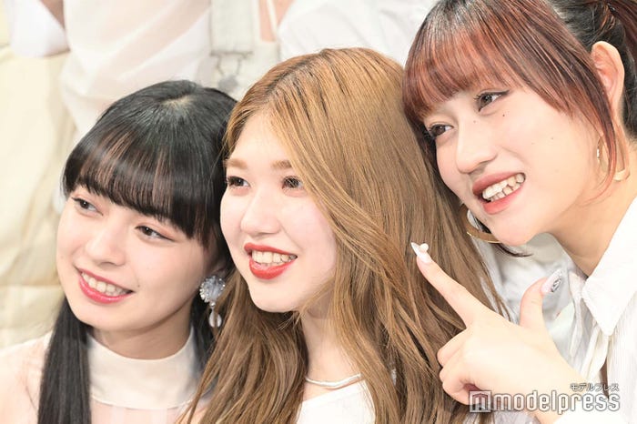 上國料萌衣、竹内朱莉、佐々木莉佳子(C)モデルプレス