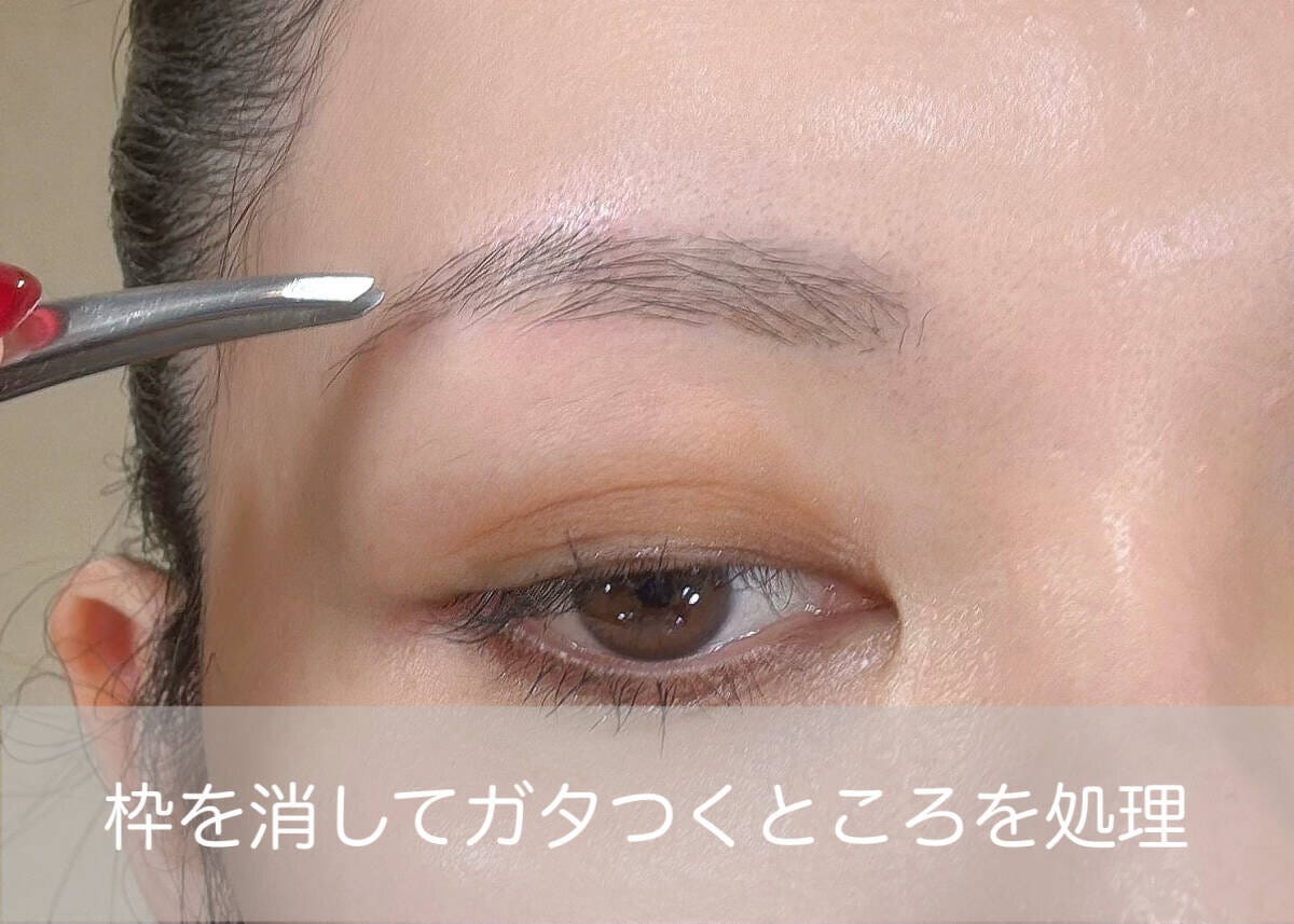 描いた枠を消しながらガタつく部分の毛を整える様子