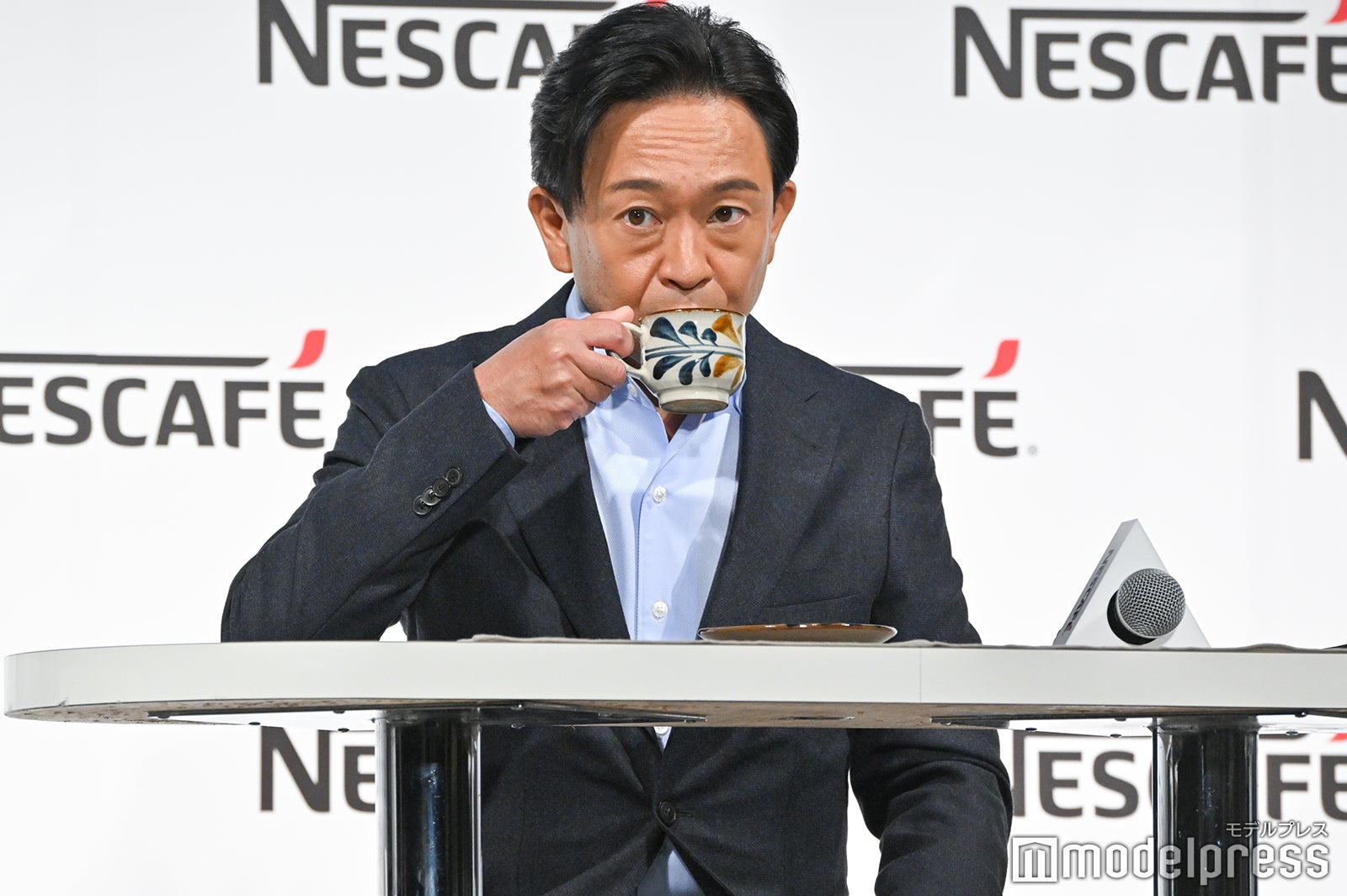 コーヒーを味わう城島茂 （C）モデルプレス