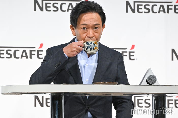 コーヒーを味わう城島茂 (C)モデルプレス