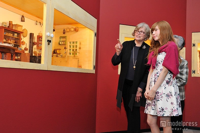 『生誕100年 ターシャ・テューダー展』を鑑賞している益若つばさ（手前）